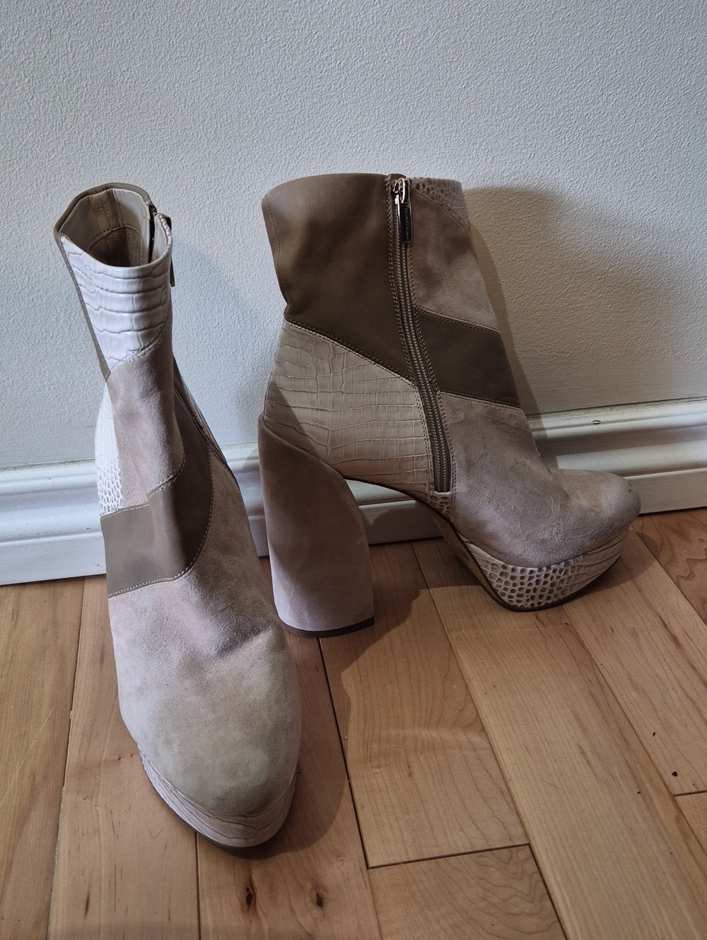 Vince Camuto Women’s Size 10 Taupe Suede Platform Ankle Boots